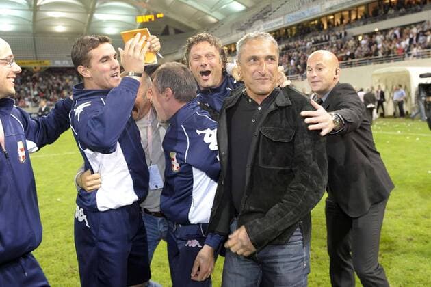 Stade Reims vs Evian Thonon Gaillard (TG FC) - Ligue 2 - 20.05.2011 - Evian Thonon Gaillard feiert den Aufstieg: Trainer Bernard Casoni (Evian Thonon Gaillard) - JBAutissier 