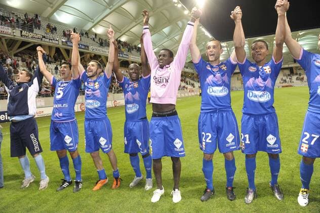 Stade Reims vs Evian Thonon Gaillard (TG FC) - Ligue 2 - 20.05.2011 - Evian Thonon Gaillard feiert den Aufstieg: Mohammed Rabiu (Mitte) - JBAutissier 