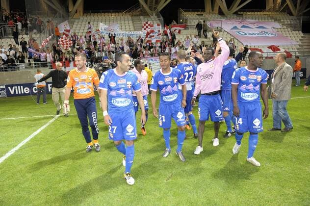 Stade Reims vs Evian Thonon Gaillard (TG FC) - Ligue 2 - 20.05.2011 - Evian Thonon Gaillard feiert den Aufstieg: Youssef Adnane (27), Ali Mmadi (21), Oumar Pouye (14) - JBAutissier 