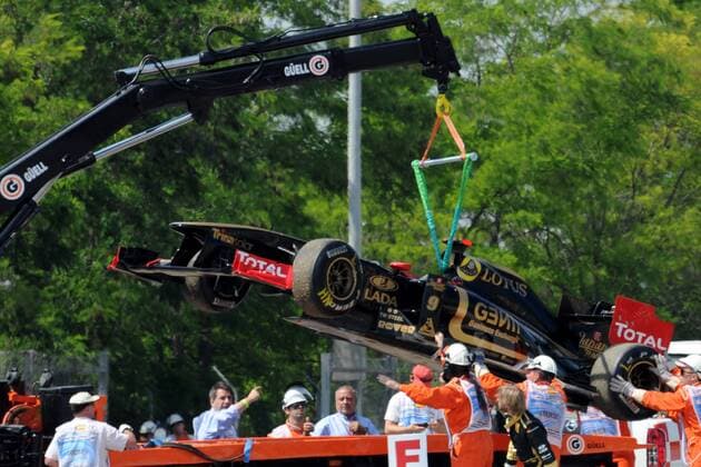 Havarierter Rennwagen von NICK HEIDFELD(GER) - LOTUS RENAULT -  GillesLevent o0 Unfall, Crash, Aus, Ausfall Objekte Wrack Kran Abtransport