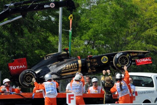 Havarierter Rennwagen von NICK HEIDFELD(GER) - LOTUS RENAULT -  GillesLevent o0 Unfall, Crash, Aus, Ausfall Objekte Wrack Kran Abtransport