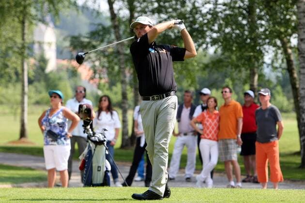 GOLF - Alps Tour, Austria Pro Tour, Gösser Open 2011 MARIA LANKOWITZ,AUSTRIA,21.MAI.11 - DIVERS, GOLF - Alps Tour, Austria Pro Tour, Gösser Open 2011 im GC Erzherzog Johann. Bild zeigt Martin Wiegele (AUT) und Zuschauer. 
