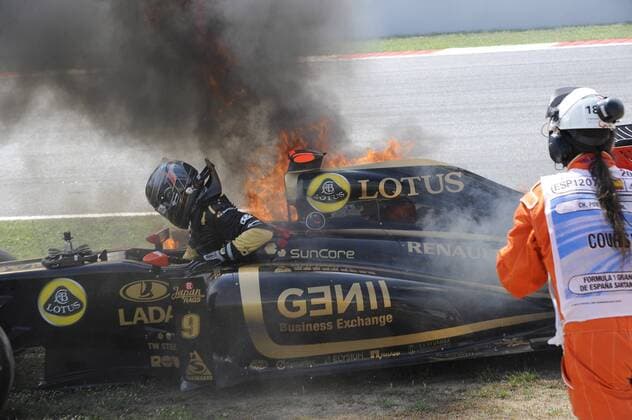 NICK HEIDFELD(GER) - LOTUS RENAULT - steigt aus seinem brennenden Rennwagen  GillesLevent o0 Unfall, Crash, Aus, Ausfall Sicherheit Gefahr gefährlich Risiko riskant Verletzungsgefahr Objekte