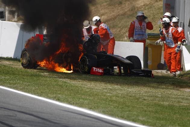 Motorsports: FIA Formula One World Championship 2011, Grand Prix of Spain, 09 Nick Heidfeld (GER, Lotus Renault GP) verlässt seinen brennenden Rennwagen xHOCHxZWEIx - Serie 2 4 o0 Unfall, Crash, Aus, Ausfall Streckenposten Sicherheit Gefahr gefährlich Risiko riskant Objekte