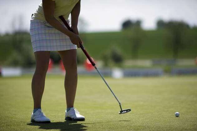 Unicredit Ladies German Open 2011, Golfpark Gut Hausern, 21.05.2011, München Im Bild: Golfspielerin beim Putten. o0 Symbol Aktion Einzelbild Körperteile Golfspieler Golfer Equipment Objekte Putter Golfschläger