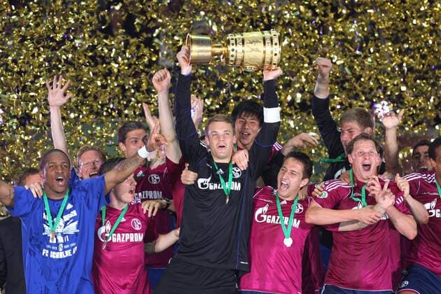 Torwart Manuel NEUER (mi., GE) präsentiert zwischen v.li.: Jefferson Farfan, Alexander Baumjohann, Mario Gavranovic und Benedikt Höwedes den DFB Pokal , Trophäe, Trophäe, Pott Jubel, Freude, Emotionen, Feiern, Lachen, jubelt, freuen, DFB DFB Pokal , Trophäe, Trophäe, Pott MSV DUISBURG - FC SCHALKE 04 ( - ) DFB-Pokalfinale in Berlin, am 21.05.2011 Saison1011, Saison 2010 2011, S04, MSV o0 Siegerehrung Objekte