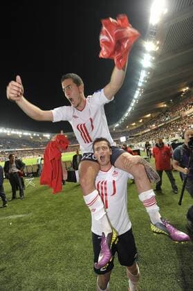 Foot : Lille - Ligue 1 - 21.05.2011 - Jubel des joueurs Lillois en fin de match - Champions de France - Eden Hazard et Mathieu DEbuchy Foot : Lille - Ligue 1 - 21.05.2011 - JBAutissier PanoramiC 