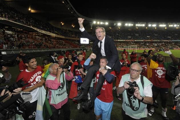 Foot : Lille - Ligue 1 - 21.05.2011 - Jubel des joueurs Lillois en fin de match - Champions de France - President Michel Seydoux porte en triomphe Foot : Lille - Ligue 1 - 21.05.2011 - JBAutissier PanoramiC 