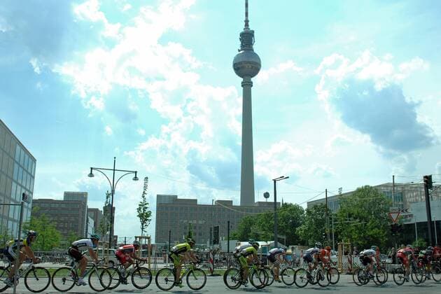 Diverse - Peloton - am Alexanderplatz - im Hintergrund der Fernsehturm - Telespargel - Event: ProRace Berlin - Velothon 2011 - Location: Berlin - Deutschland - Europa - Datum: 22.05.2011 - Contact