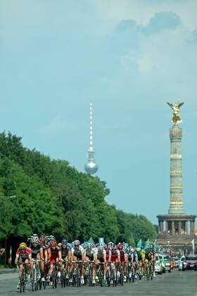 Diverse - Peloton - Strasse des 17.Juni - im Hintergrund Siegessäule - Goldelse - und Fernsehturm - Telespargel - Event: ProRace Berlin - Velothon 2011 - Location: Berlin - Deutschland - Europa - Datum: 22.05.2011 - Contact