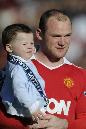 Wayne Rooney of Manchester United with his son Kai - Premier League - Manchester United - 22nd May, 2010 2011 EDITORIAL USE ONLY. No use with unauthorised audio, video, data, fixture lists, club league logos or live services. Online in-match use limited to 120 images, no video emulation. No use in betting, games or single club league player publications. o0 Familie privat Kind Sohn