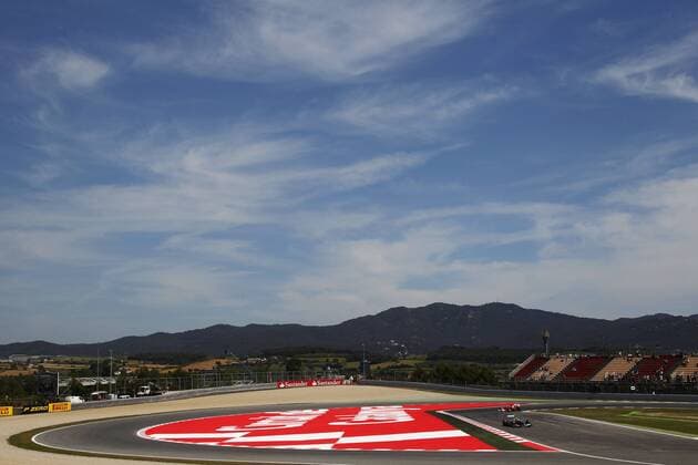 Motorsports: FIA Formula One World Championship 2011, Grand Prix of Spain, Streckenabschnitt des Circuit de Catalunya xHOCHxZWEIx o0 Totale Abschnitt Strecke Rennstrecke Himmel Weite Gebirge Landschaft