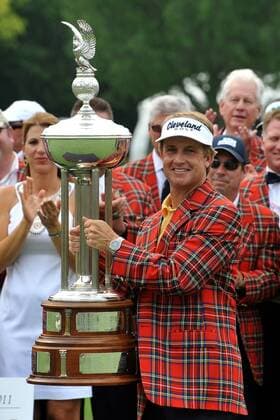 May 22, 2011 - Fort Worth, TX, USA - David Toms (USA) is the champion of the Colonial during the championship finals of the Crowne Plaza Invitational at Colonial played at Colonial Country Club in Fort Worth, TX. PGA Golf Herren 2011 - May 22 - Crowne Plaza Invitational at Colonial - Championship Finals - ZUMAx65 o0 Jubel, Freude Sieg, Sieger Siegerehrung Pokal, Trophäe Objekte Jacket