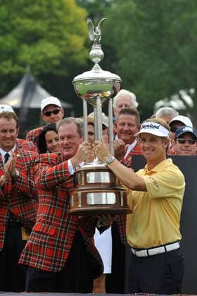 May 22, 2011 - Fort Worth, TX, USA - David Toms (USA, R) is the champion of the Colonial during the championship finals of the Crowne Plaza Invitational at Colonial played at Colonial Country Club in Fort Worth, TX. PGA Golf Herren 2011 - May 22 - Crowne Plaza Invitational at Colonial - Championship Finals - ZUMAx65 o0 Jubel, Freude Sieg, Sieger Siegerehrung Pokal, Trophäe Objekte Jacket