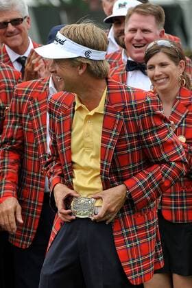 May 22, 2011 - Fort Worth, TX, USA - David Toms (USA) showing off his new championship buckle during the championship finals of the Crowne Plaza Invitational at Colonial played at Colonial Country Club in Fort Worth, TX. PGA Golf Herren 2011 - May 22 - Crowne Plaza Invitational at Colonial - Championship Finals - ZUMAx65 o0 Jubel, Freude Sieg, Sieger Siegerehrung Schnalle Gürtelschnalle, Trophäe Objekte