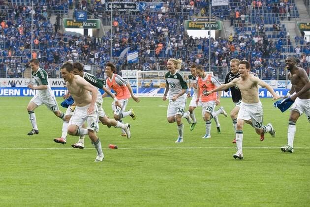 Die Wolfsburger Spieler laufen kurz nach Spielschluss ausgelassen ueber den Rasen; Freude, Jubel, Begeisterung, Ausgelassenheit, Emotionen; Fussball 1. Bundesliga, TSG 1899 Hoffenheim (1899) - VfL Wolfsburg (WOB) 1:3, am 14.05.2011 in Sinsheim Hoffenheim, Deutschland: liga1&spieltag34&saison1011