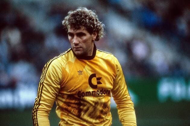 Torwart Jean Marie Pfaff (Bayern) - DEUTSCHSPRACHIGE SPORTZEITSCHRIFTEN UND -ZEITUNGEN NUR NACH RÜCKSPRACHE Fußball 1. BL Herren DEUTSCHSPRACHIGE SPORTZEITSCHRIFTEN UND -ZEITUNGEN NUR NACH RÜCKSPRACHE, Saison 1986 1987 Porträt Krefeld Skepsis, Nachdenklichkeit, Enttäuschung,