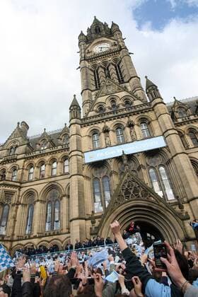 Football - Manchester City FA Cup Trophy Parade The open top bus leaves with the teap and FA Cup at Manchester Town Hall  o0 Gebäude Rathaus Fan Totale