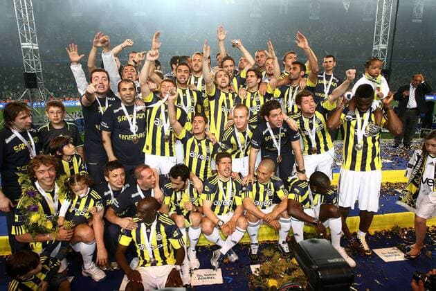 Fenerbahce Istanbul club is the champion of the 2010 - 2011 season. The official Cup celebration done at the Sükrü Saracoglu Stadium, it was full of with colorful scenes. -  o0 Sieg Meisterschaft Siegerfoto Totale