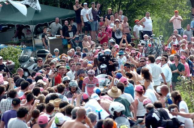 Giro d Italia 2011, 16. Etappe: Belluno - Nevegal; Alberto Contador (ESP Saxo Bank Sungard), Nevegal  o0 totale Fan, Radsportfan, Radsportfans, Publikum Zeitfahren Einzelzeitfahren Bergzeitfahren