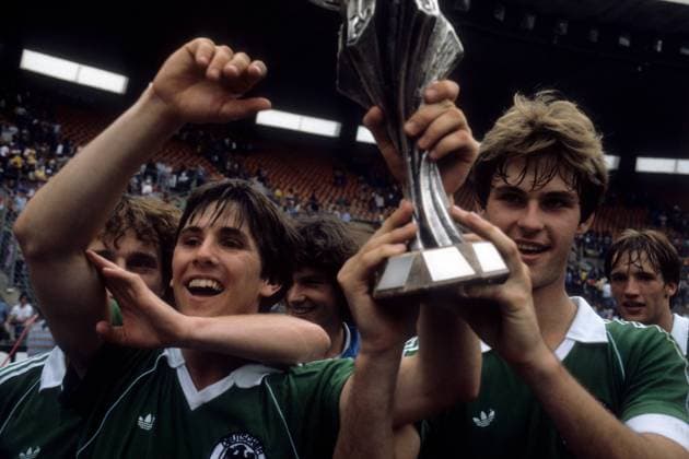 U 18 EM Finale 1981 in Düsseldorf - BR Deutschland - Ralf Loose (2.v.re.), Thomas Herbst (re.), Michael Zorc (Mitte) und Holger Anthes (2.v.li., alle BRD) feiern den Europameistertitel - DEUTSCHSPRACHIGE SPORTZEITSCHRIFTEN UND -ZEITUNGEN NUR NACH RÜCKSPRACHE