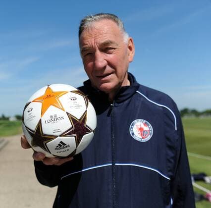 Fussball, Frauen, Saison 2010 2011, Champions League, Turbine Potsdam trainierte einen Tag vor dem Finale gegen Olympique Lyon in London auf dem Platz des Drittligisten FC Brentford, Trainer Bernd Schröder (Turbine Potsdam) mit dem Ball für das Endspiel, 25.05. 2011,