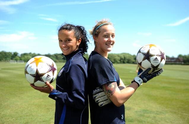 Fussball, Frauen, Saison 2010 2011, Champions League, Turbine Potsdam trainierte einen Tag vor dem Finale gegen Olympique Lyon in London auf dem Platz des Drittligisten FC Brentford, Fatmire Bajramaj (l.) und Anna Felicitas Sarholz mit dem Ball für das Endspiel, 25.05. 2011,