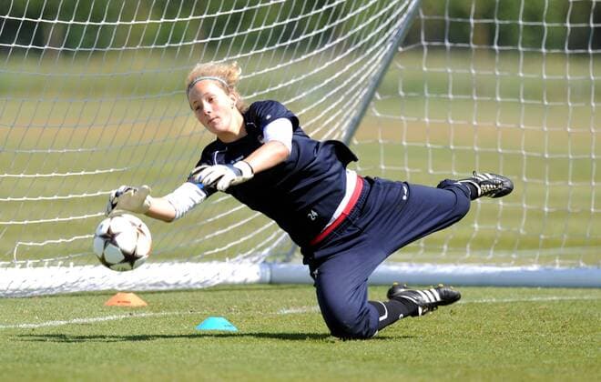 Fussball, Frauen, Saison 2010 2011, Champions League, Turbine Potsdam trainierte einen Tag vor dem Finale gegen Olympique Lyon in London auf dem Platz des Drittligisten FC Brentford, Torhüterin Anna Felicitas Sarholz (Potsdam), 25.05. 2011,