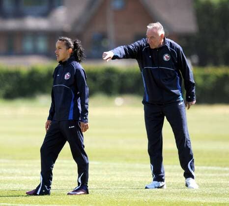 Fussball, Frauen, Saison 2010 2011, Champions League, Turbine Potsdam trainierte einen Tag vor dem Finale gegen Olympique Lyon in London auf dem Platz des Drittligisten FC Brentford, Fatmire Bajramaj (l.) und Trainer Bernd Schröder (Turbine Potsdam), 25.05. 2011,