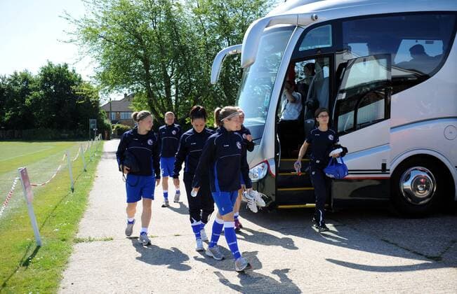 Fussball, Frauen, Saison 2010 2011, Champions League, Turbine Potsdam trainierte einen Tag vor dem Finale gegen Olympique Lyon in London auf dem Platz des Drittligisten FC Brentford, v. l. Babett Peter, Nadine Kessler, Marie-Louise Bagehorn, 25.05. 2011,