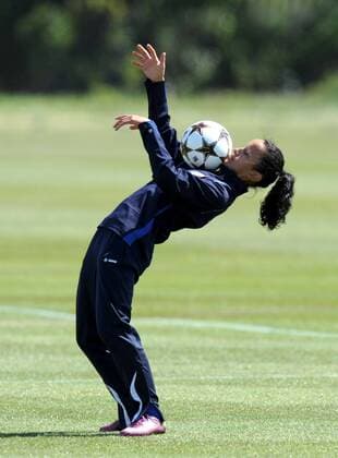 Fussball, Frauen, Saison 2010 2011, Champions League, Turbine Potsdam trainierte einen Tag vor dem Finale gegen Olympique Lyon in London auf dem Platz des Drittligisten FC Brentford, Fatmire Bajramaj, 25.05. 2011,