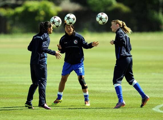 Fussball, Frauen, Saison 2010 2011, Champions League, Turbine Potsdam trainierte einen Tag vor dem Finale gegen Olympique Lyon in London auf dem Platz des Drittligisten FC Brentford, v. l. Fatmire Bajramaj, Yuki Nagasato, Corinna Schröder, 25.05. 2011,