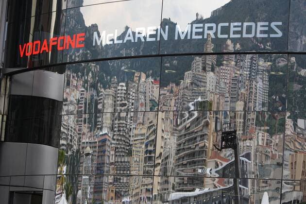 formula 1 GP, Monaco 25.05.11, Impressionen, Monaco spiegelt sich in der Front des McLaren Mercedes Motorhome o0 Reflexion Stadtbild Stadt Schriftzug