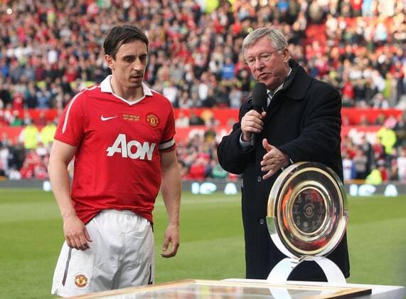 Football - Gary Nevilles testimonial - Manchester United (ManU) vs. Juventus Turin; Sir Alex Ferguson praises Gary Neville of Manchester United at Old Trafford  o0 Ehrung Spielerehrung Objekte Pokal Trophäe Abschied Karriereende