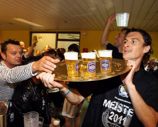 FUSSBALL - BL, GRAZ,AUSTRIA,25.MAI.11 - FUSSBALL - tipp3 Bundesliga powered by T-Mobile, Jubel und Freude, Meisterschaft des SK Sturm Graz --- Bild zeigt Thomas Burgstaller (Sturm).  o0 Kabine Umkleide Kabinenfeier Bier Alkohol