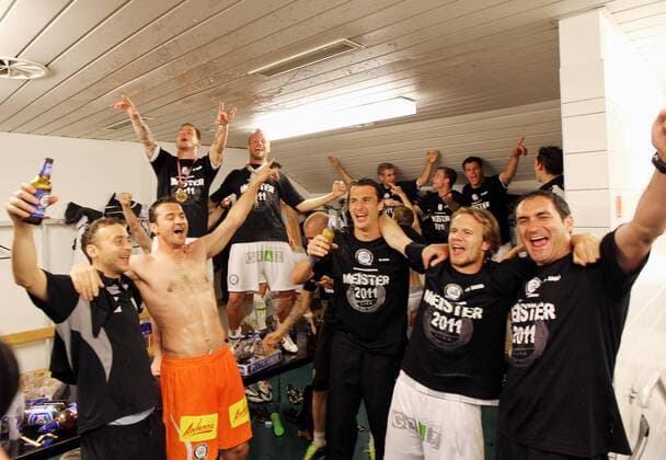 FUSSBALL - BL, GRAZ,AUSTRIA,25.MAI.11 - FUSSBALL - tipp3 Bundesliga powered by T-Mobile, Jubel und Freude, Meisterschaft des SK Sturm Graz --- Bild zeigt den Jubel von Klaus Salmutter, Silvije Cavlina, Thimo Perthel, Martin Ehrenreich, Thomas Burgstaller, Mario Kienzl und Co-Trainer Thomas Kristl (Sturm).  o0 Kabine Umkleide Kabinenfeier