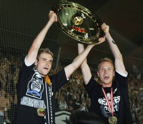 FUSSBALL - BL, GRAZ,AUSTRIA,25.MAI.11 - FUSSBALL - tipp3 Bundesliga powered by T-Mobile, Jubel und Freude, Meisterschaft des SK Sturm Graz, Siegerehrung --- Bild zeigt den Jubel von Manuel Weber und Dominic Pürcher (Sturm). Keywords: Meisterteller, Medaille.  o0 Meisterschale Pokal Trophäe Objekte