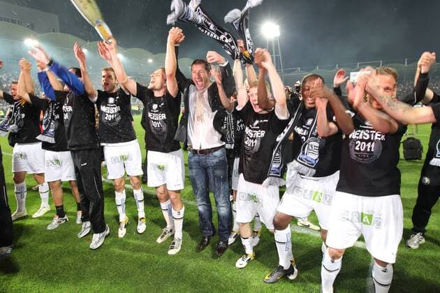 FUSSBALL - BL, GRAZ,AUSTRIA,25.MAI.11 - FUSSBALL - tipp3 Bundesliga powered by T-Mobile, Jubel und Freude, Meisterschaft des SK Sturm Graz, Siegerehrung --- Bild zeigt den Jubel von Sturm mit Trainer Franco Foda (mitte Sturm). 