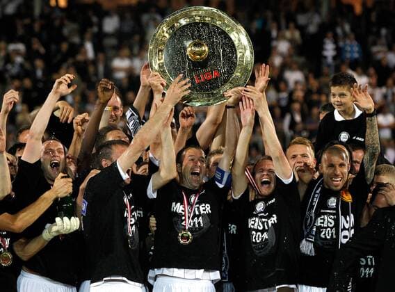 FUSSBALL - BL, GRAZ,AUSTRIA,25.MAI.11 - FUSSBALL - tipp3 Bundesliga powered by T-Mobile, Jubel und Freude, Meisterschaft des SK Sturm Graz, Siegerehrung --- Bild zeigt den Jubel von Sturm. Keywords: Meisterteller, Medaille.  o0 Meisterschale Pokal Trophäe Objekte