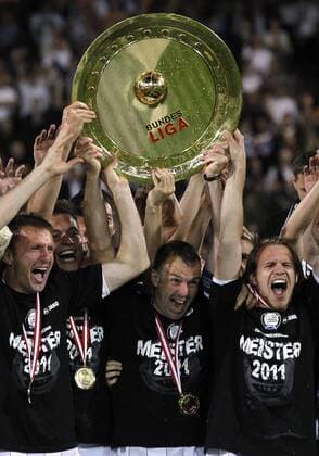 FUSSBALL - BL, GRAZ,AUSTRIA,25.MAI.11 - FUSSBALL - tipp3 Bundesliga powered by T-Mobile, Jubel und Freude, Meisterschaft des SK Sturm Graz, Siegerehrung --- Bild zeigt den Jubel von Sturm, mitte: Mario Haas. Keywords: Meisterteller, Medaille.  o0 Meisterschale Pokal Trophäe Objekte