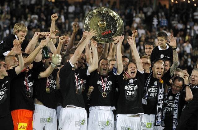 FUSSBALL - BL, GRAZ,AUSTRIA,25.MAI.11 - FUSSBALL - tipp3 Bundesliga powered by T-Mobile, Jubel und Freude, Meisterschaft des SK Sturm Graz, Siegerehrung --- Bild zeigt den Jubel von Sturm. Keywords: Meisterteller, Medaille.  o0 Meisterschale Pokal Trophäe Objekte