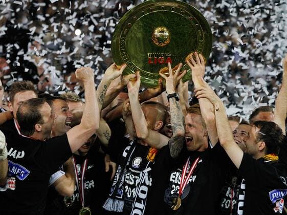 FUSSBALL - BL, GRAZ,AUSTRIA,25.MAI.11 - FUSSBALL - tipp3 Bundesliga powered by T-Mobile, Jubel und Freude, Meisterschaft des SK Sturm Graz, Siegerehrung --- Bild zeigt den Jubel von Sturm. Keywords: Meisterteller, Medaille, Konfetti.  o0 Meisterschale Pokal Trophäe Objekte