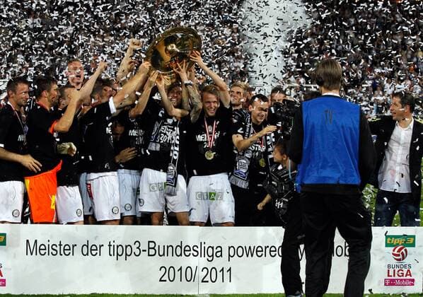 FUSSBALL - BL, GRAZ,AUSTRIA,25.MAI.11 - FUSSBALL - tipp3 Bundesliga powered by T-Mobile, Jubel und Freude, Meisterschaft des SK Sturm Graz, Siegerehrung --- Bild zeigt den Jubel von Sturm und einen Kameramann. Keywords: Konfetti, Meisterteller, Medaille.  o0 Meisterschale Pokal Trophäe Objekte