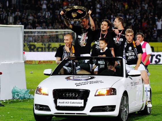 FUSSBALL - BL, GRAZ,AUSTRIA,25.MAI.11 - FUSSBALL - tipp3 Bundesliga powered by T-Mobile, Jubel und Freude, Meisterschaft des SK Sturm Graz --- Bild zeigt Patrick Wolf, Martin Ehrenreich, Imre Szabics, Ferdinand Feldhofer und Manuel Weber (Sturm). Keywords: Meisterteller, Auto.  o0 Meisterschale Pokal Trophäe Objekte