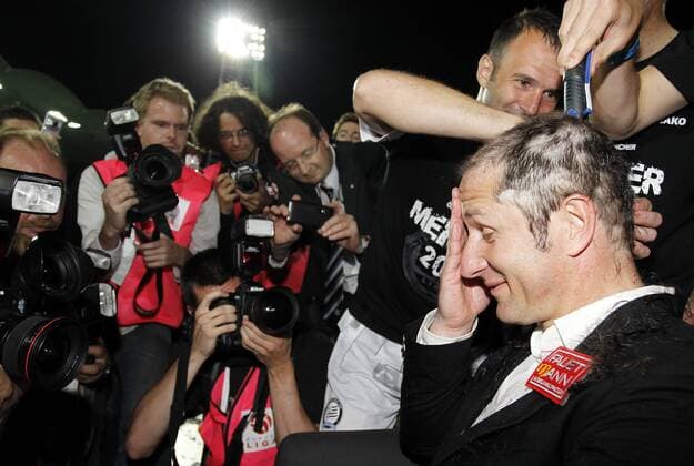 FUSSBALL - BL, GRAZ,AUSTRIA,25.MAI.11 - FUSSBALL - tipp3 Bundesliga powered by T-Mobile, Jubel und Freude, Meisterschaft des SK Sturm Graz --- Bild zeigt Mario Haas, Trainer Franco Foda (Sturm) und Fotografen. Keywords: Rasierer, Rasur, Glatze.  o0 Kurios Komik Haare ab