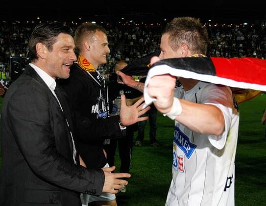 FUSSBALL - BL, GRAZ,AUSTRIA,25.MAI.11 - FUSSBALL - tipp3 Bundesliga powered by T-Mobile, Jubel und Freude, Meisterschaft des SK Sturm Graz, Siegerehrung --- Bild zeigt Sportdirektor Oliver Kreuzer und Timo Perthel (Sturm). Keywords: Fahne.  o0 Funktionär