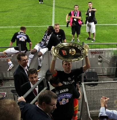 FUSSBALL - BL, GRAZ,AUSTRIA,25.MAI.11 - FUSSBALL - tipp3 Bundesliga powered by T-Mobile, Jubel und Freude, Meisterschaft des SK Sturm Graz --- Bild zeigt Christian Gratzei (Sturm). Keywords: Meisterteller.  o0 Meisterschale Pokal Trophäe Objekte