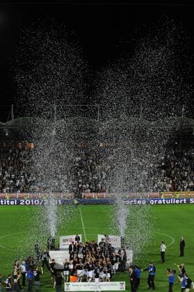 FUSSBALL - BL, Sturm vs Wacker GRAZ,AUSTRIA,25.MAI.11 - FUSSBALL - tipp3 Bundesliga powered by T-Mobile, SK Sturm Graz vs FC Wacker Innsbruck, Siegerehrung. Bild zeigt den Konfettiregen.  o0 Konfetti Totale
