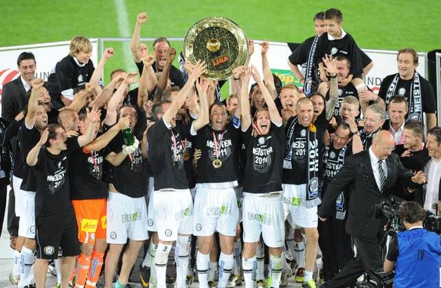 FUSSBALL - BL, Sturm vs Wacker GRAZ,AUSTRIA,25.MAI.11 - FUSSBALL - tipp3 Bundesliga powered by T-Mobile, SK Sturm Graz vs FC Wacker Innsbruck, Siegerehrung. Bild zeigt den Jubel von Sturm. Keywords: Meisterteller.  o0 Meisterschale Pokal Trophäe Objekte