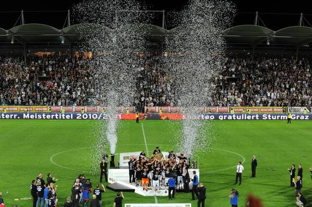 FUSSBALL - BL, GRAZ,AUSTRIA,25.MAI.11 - FUSSBALL - tipp3 Bundesliga powered by T-Mobile, Jubel und Freude, Meisterschaft des SK Sturm Graz, Siegerehrung --- Bild zeigt den Jubel von Sturm. Keywords: Meisterteller, Medaille, Konfetti.  o0 Meisterschale Pokal Trophäe Objekte Totale